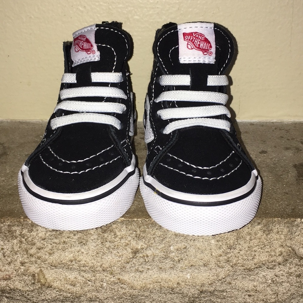 Toddler brand new worn once no scuffs size 4